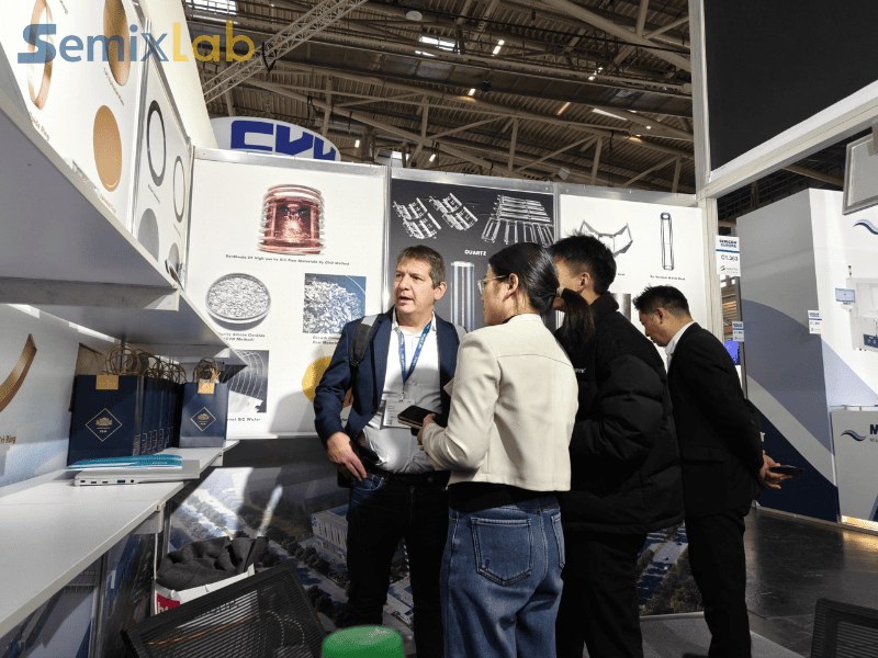 Os clientes de Epitaxial visitaron o stand de Semixlabs na Semicon Euro 2025