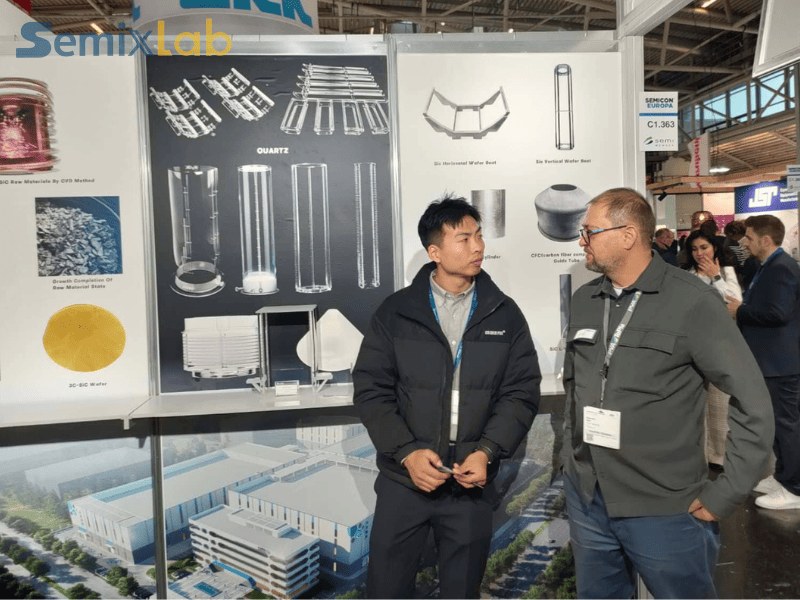 Expertos en epitaxia de semicondutores e os nosos colegas participaron en animadas conversas no stand de Semixlab na Semicon Euro 2025